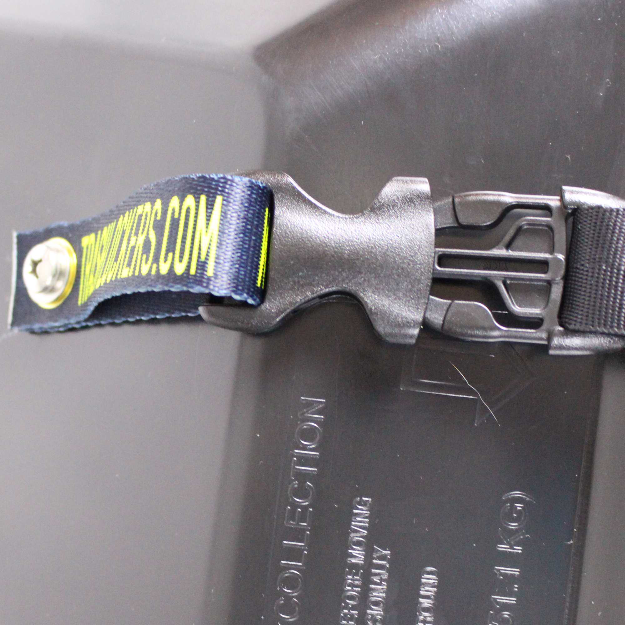 re-secure trash can with one hand